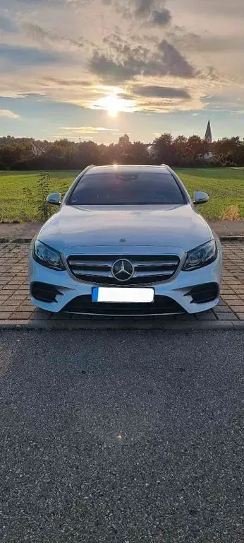 Second-hand Mercedes E220 AMG line 194 CP (142 kW) 2017 Argintiu Berlinǎ