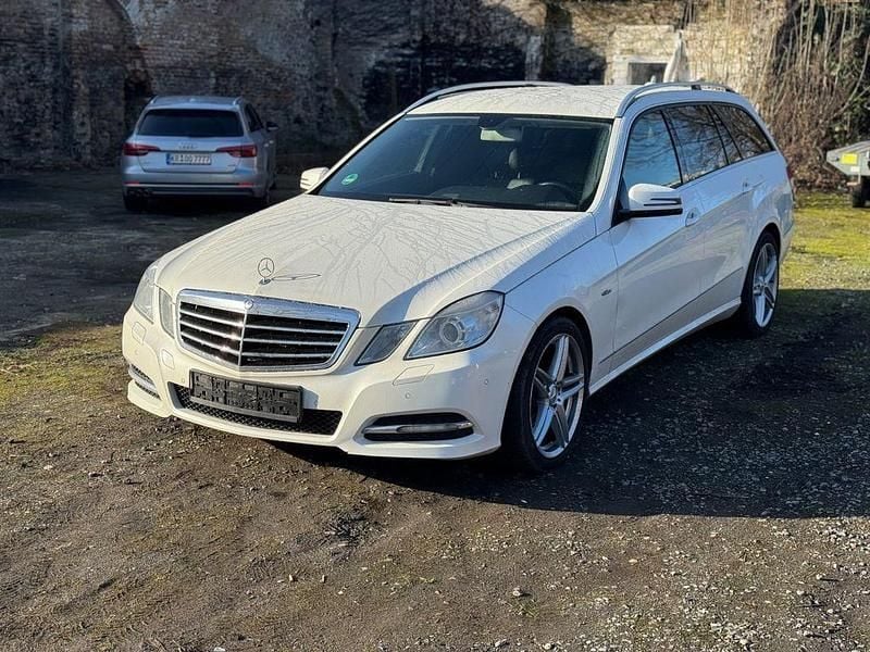 Weiß Gebraucht 2012 Mercedes E200 Limousine | 9.499 € (Superpreis) - Bild 1/4