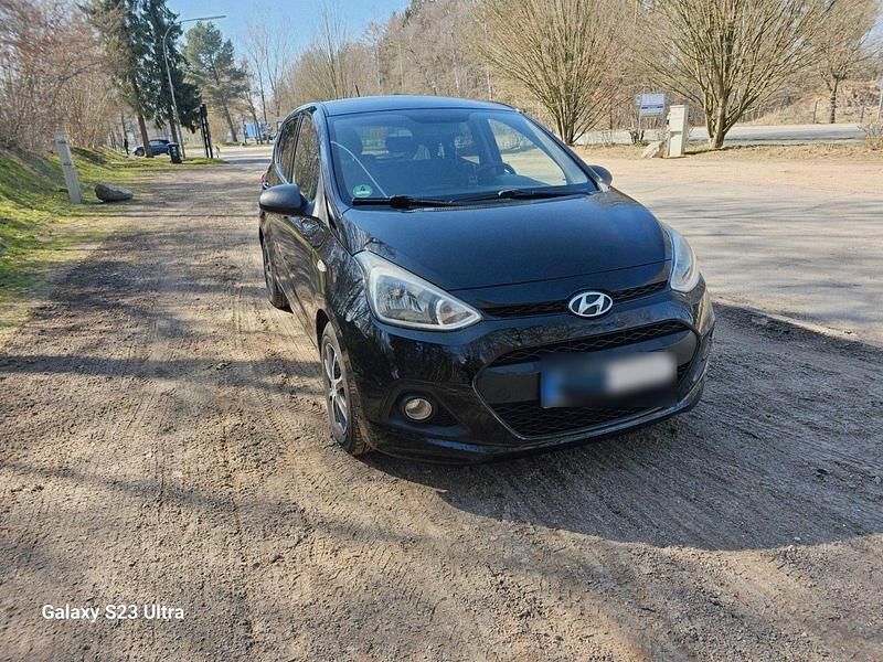 Gebraucht Hyundai i10 Classic 67 PS (49 kW) 2015 Schwarz Kleinwagen