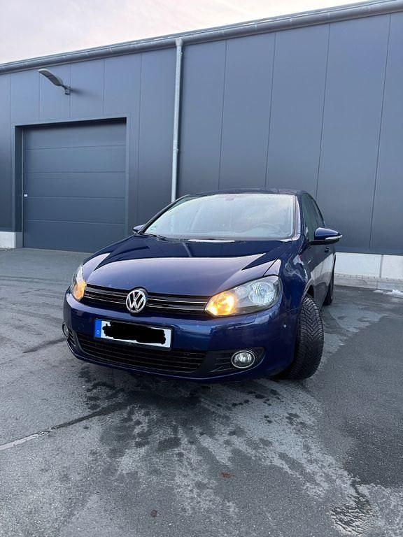 Gebraucht VW Golf VI Team 105 PS (77 kW) 2010 Blau Kleinwagen
