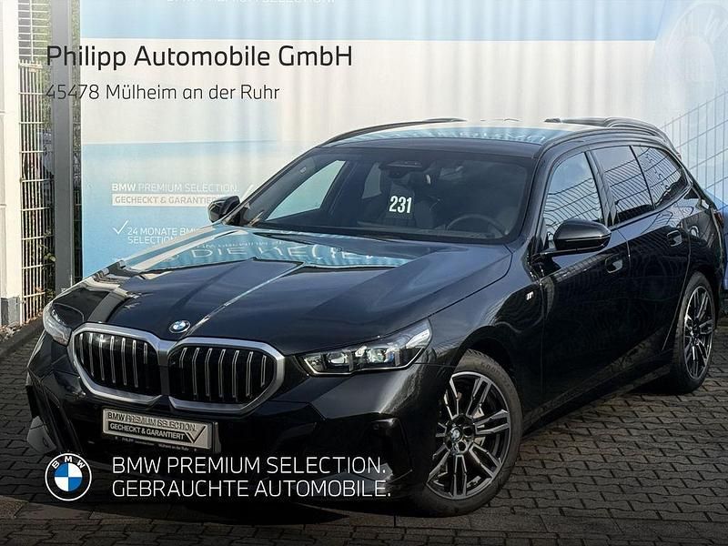 Saphirschwarz met Gebraucht 2024 BMW 540 M Sport Kombi | 66.880 € - Bild 1/4