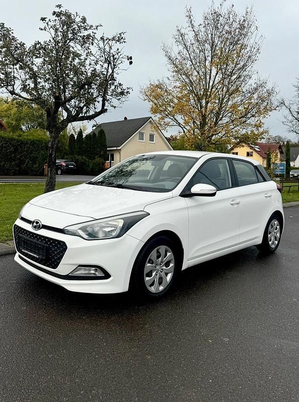 Weiß Gebraucht 2015 Hyundai i20 Kleinwagen | 6.850 € (Fairer Preis) - Bild 1/4