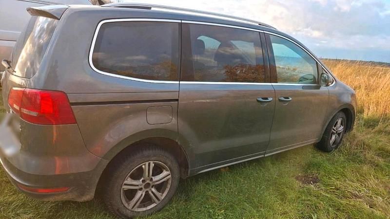 Second-hand VW Sharan 170 CP (125 kW) 2011 Argintiu Monovolum