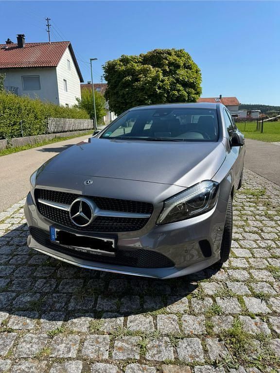 Grau Gebraucht 2017 Mercedes A200 Urban Limousine | 17.300 € (Fairer Preis) - Bild 1/4