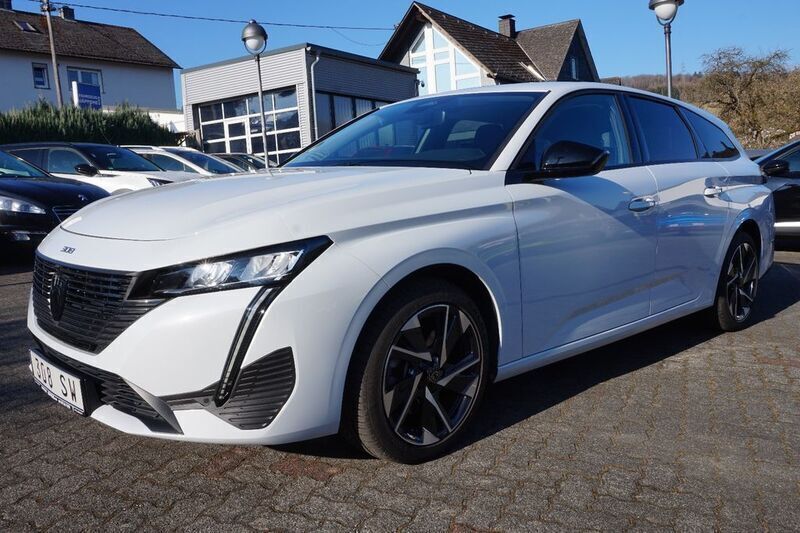 Okenitweiß (metallic) Gebraucht 2024 Peugeot 308 Allure Kombi | 24.800 € (Guter Preis) - Bild 1/4