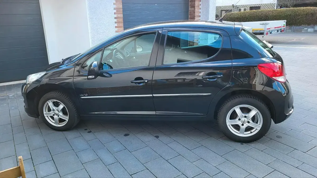 Gebraucht Peugeot 207 95 PS (69 kW) 2011 Schwarz Kleinwagen