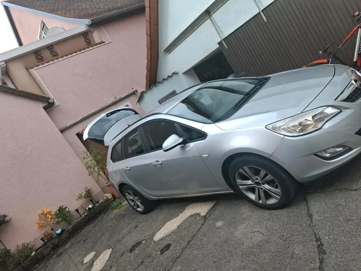 Gebraucht Opel Astra 110 PS (80 kW) 2011 Silber Kombi
