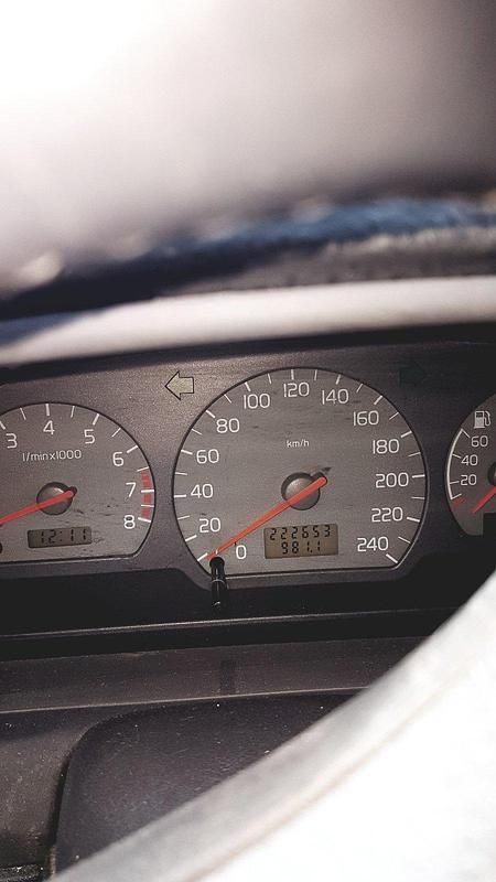 Gebraucht Volvo V40 116 PS (85 kW) 1998 Rot Kombi