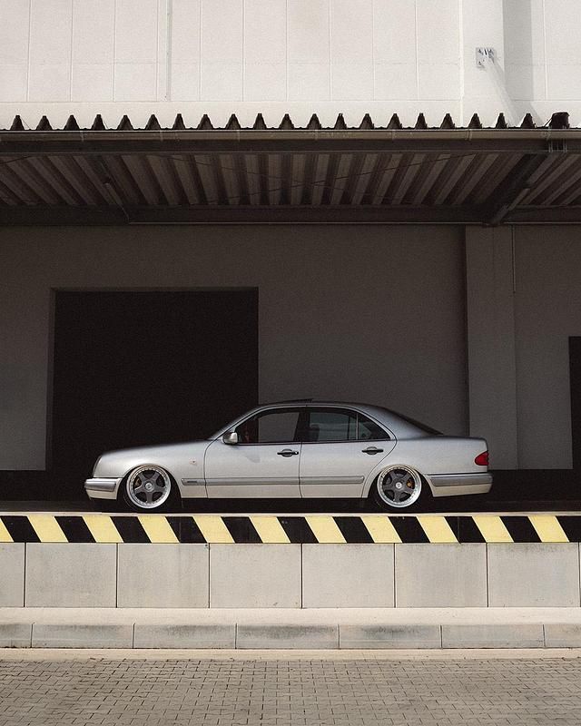 Gebraucht Mercedes E280 193 PS (141 kW) 1996 Silber Limousine