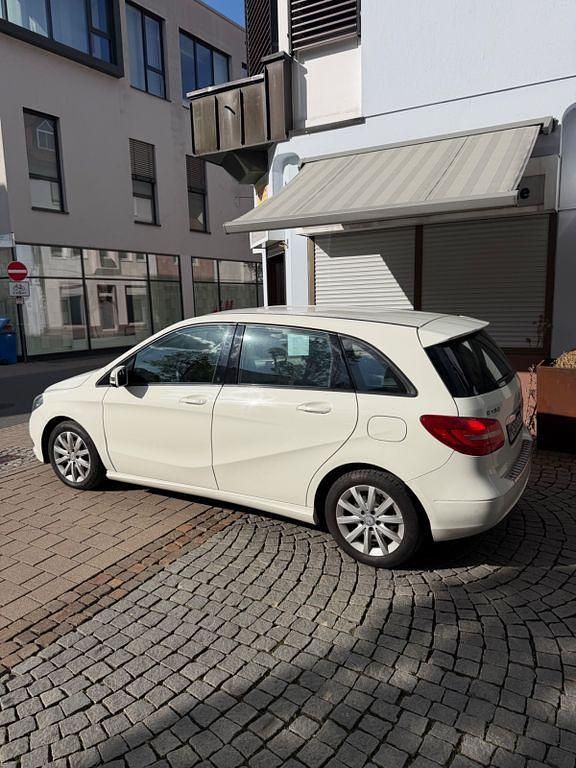 Gebraucht Mercedes B180 Edition 109 PS (80 kW) 2013 Weiß Kleinwagen