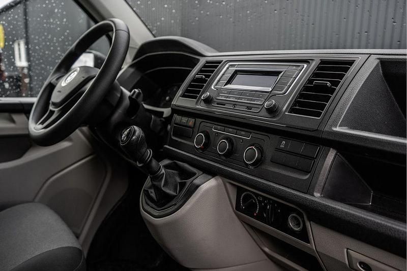 Gebraucht VW Transporter 102 PS (75 kW) 2019 Grau Van