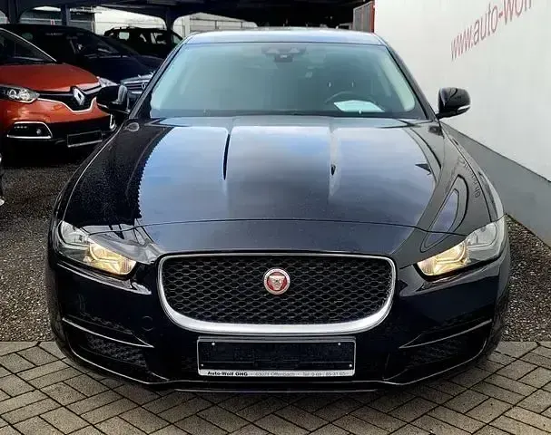 Używany Jaguar XE Pure 200 KM (147 kW) 2017 Czarny Sedan/Limuzyna