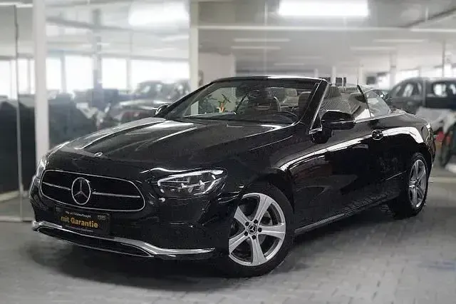 Gebraucht Mercedes E200 197 PS (144 kW) 2022 Schwarz Cabrio