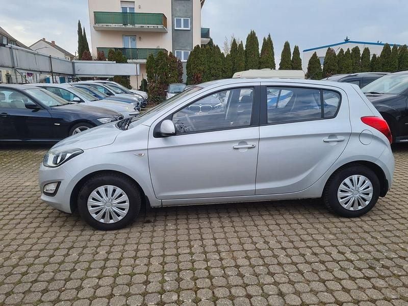 Gebraucht Hyundai i20 Edition 75 PS (55 kW) 2013 Grau Kleinwagen
