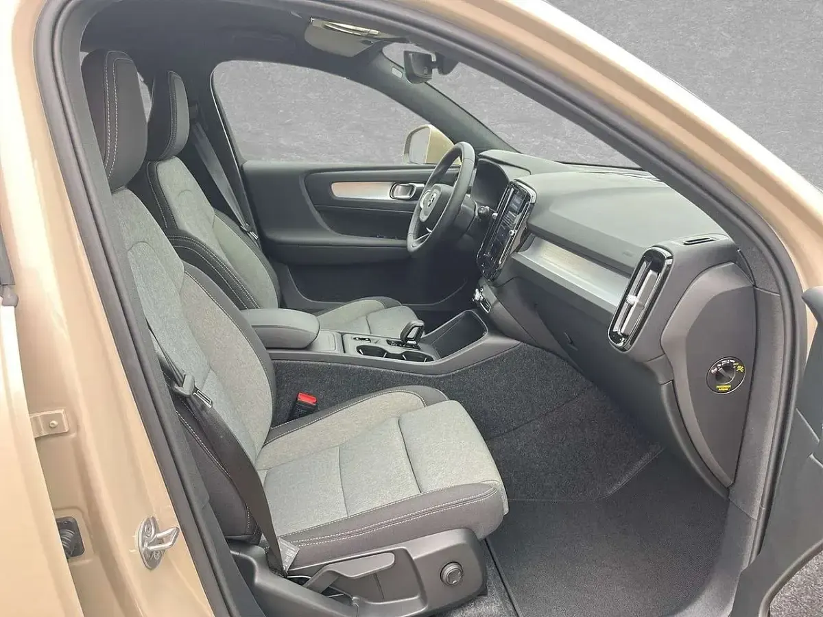 Nowe Volvo XC40 Core 163 KM (119 kW) 2025 Brązowy SUV