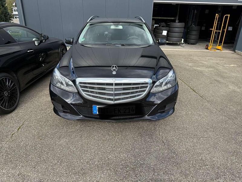 Schwarz Gebraucht 2015 Mercedes E200 Kombi | 11.499 € (Etwas zu teuer) - Bild 1/4