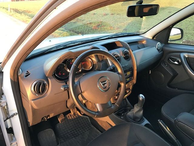 Gebraucht Dacia Duster Lauréate 105 PS (77 kW) 2015 Weiß metallic SUV