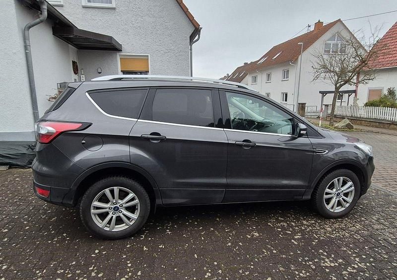 Gebraucht Ford Kuga Cool & Connect 150 PS (110 kW) 2019 Grau SUV