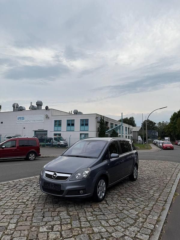 Grau Gebraucht 2007 Opel Zafira Van / Kleinbus | 3.200 € - Bild 1/4