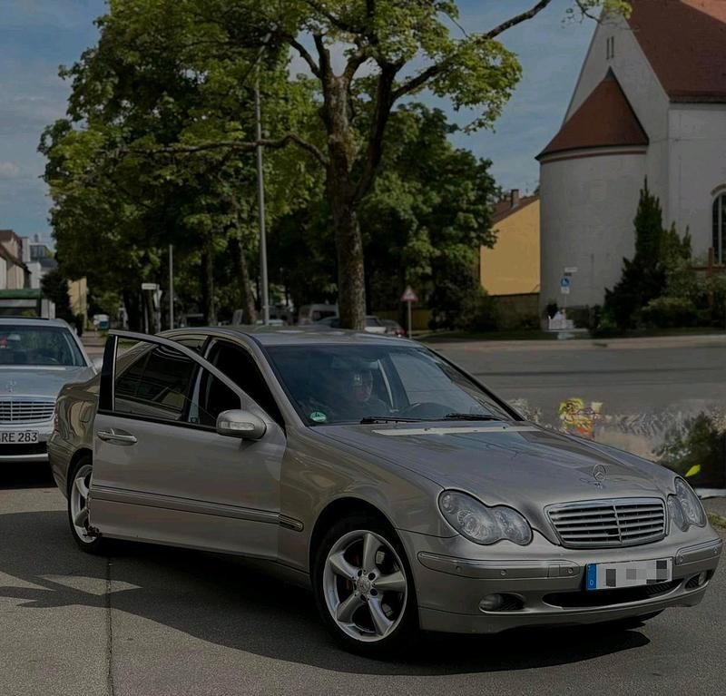 Grau Gebraucht 2004 Mercedes C200 Limousine | 2.200 € (Fairer Preis) - Bild 1/4
