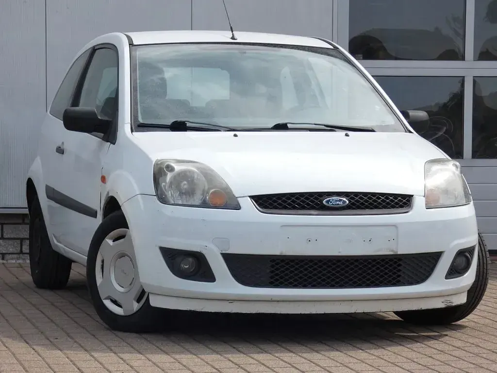 Gebraucht Ford Fiesta Ambiente 60 PS (44 kW) 2007 Weiß Kleinwagen