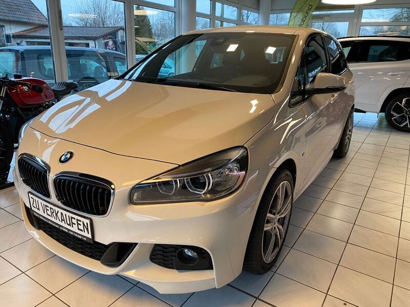 Weiß Gebraucht 2015 BMW 220 Active Tourer Performance Van / Kleinbus | 19.900 € (Teuer) - Bild 1/4