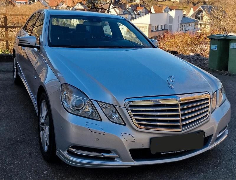 Silber Gebraucht 2010 Mercedes E300 Limousine | 11.000 € (Fairer Preis) - Bild 1/4