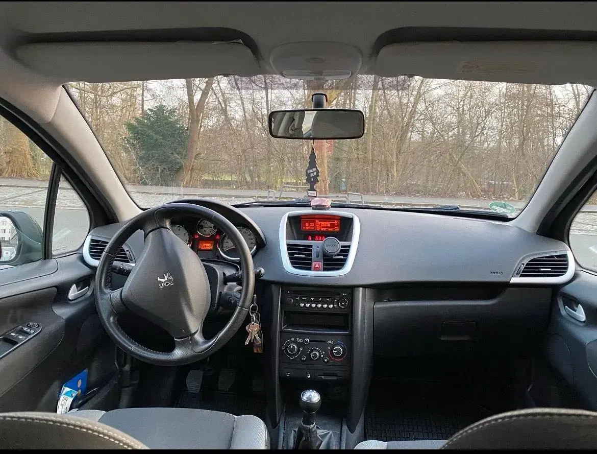 Gebraucht Peugeot 207 73 PS (53 kW) 2011 Grau Limousine