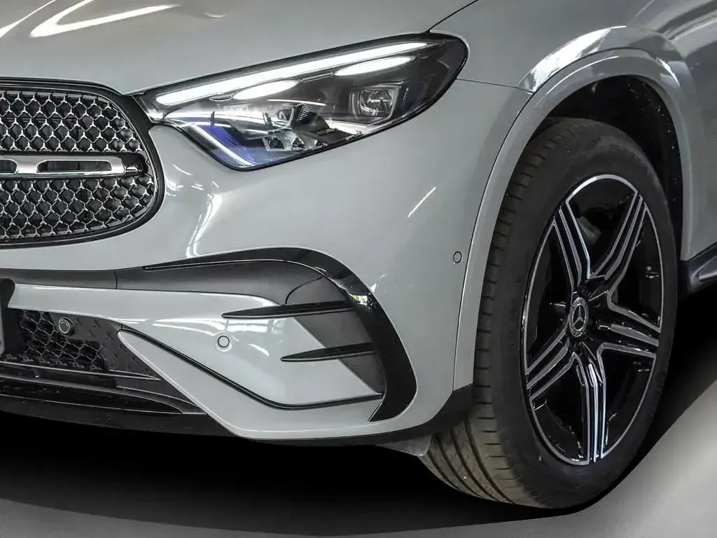 Gebraucht Mercedes GLC300e AMG 333 PS (244 kW) 2025 Alpingrau SUV