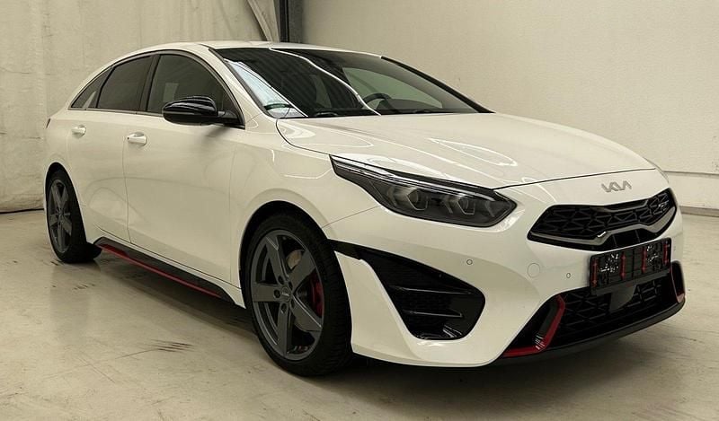 Weiß Gebraucht 2022 Kia ProCeed GT 2 Kleinwagen | 25.000 € (Fairer Preis) - Bild 1/4