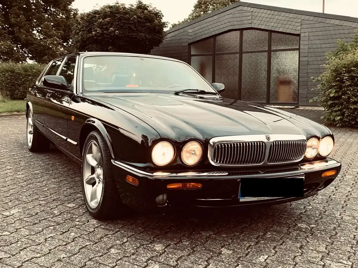 Second-hand Jaguar XJ Sovereign 284 CP (208 kW) 1999 Negru Berlinǎ