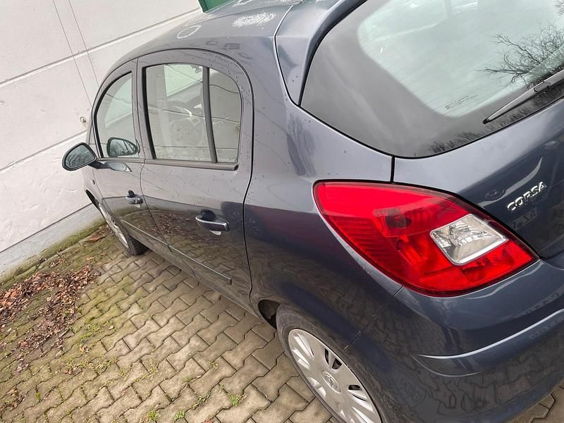 Grau Gebraucht 2007 Opel Corsa Limousine | 799 € (Superpreis) - Bild 1/4