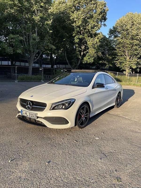 Weiß Gebraucht 2016 Mercedes CLA200 AMG line Coupé | 19.499 € (Etwas zu teuer) - Bild 1/4