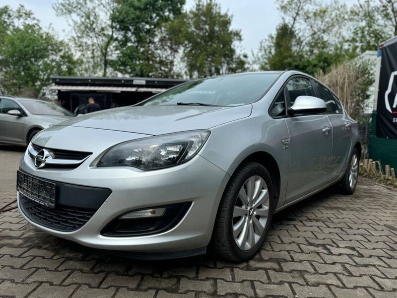 Silber Gebraucht 2013 Opel Astra Limousine | 7.990 € (Etwas zu teuer) - Bild 1/4