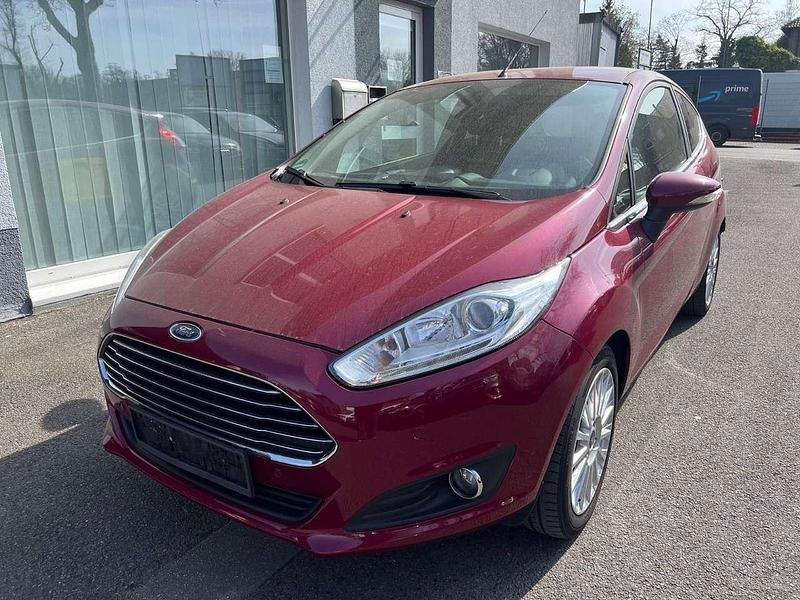 Gebraucht Ford Fiesta Titanium 80 PS (58 kW) 2013 Rot Kleinwagen