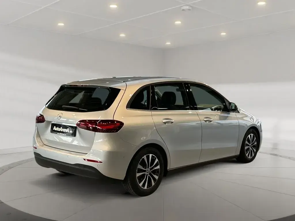 Gebraucht Mercedes B180 116 PS (85 kW) 2023 Iridiumsilber metallic Van / Kleinbus