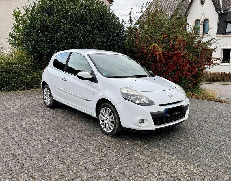Weiß Gebraucht 2009 Renault Clio II Limousine | 2.450 € (Fairer Preis) - Bild 1/4