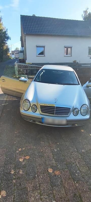 Silber Gebraucht 1999 Mercedes CLK230 Elegance Coupé | 14.100 € - Bild 1/4