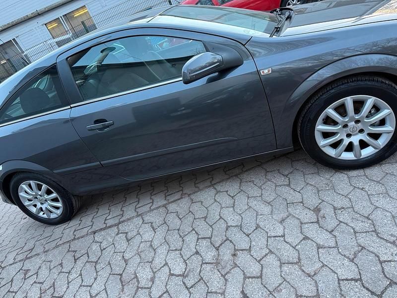 Gebraucht Opel Astra GTC Selection 140 PS (102 kW) 2009 Grau Coupé