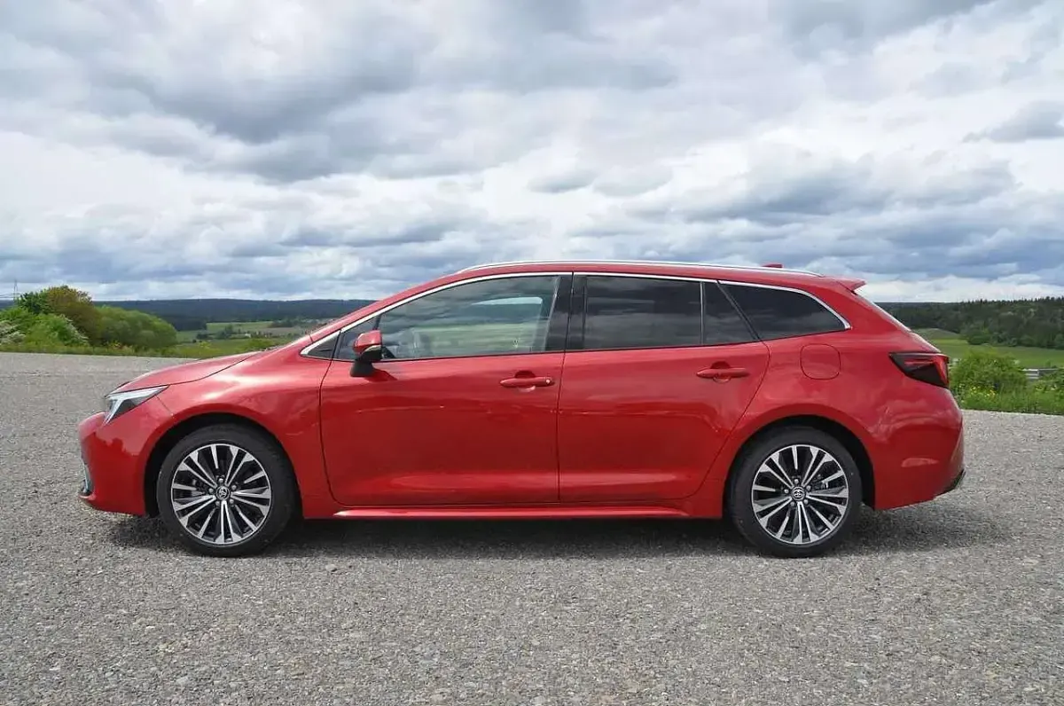 Neu Toyota Corolla 196 PS (144 kW) 2025 Rot Kombi