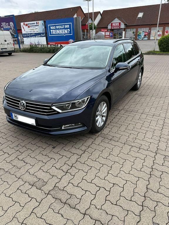 Gebraucht VW Passat Comfortline 150 PS (110 kW) 2017 Blau Kombi