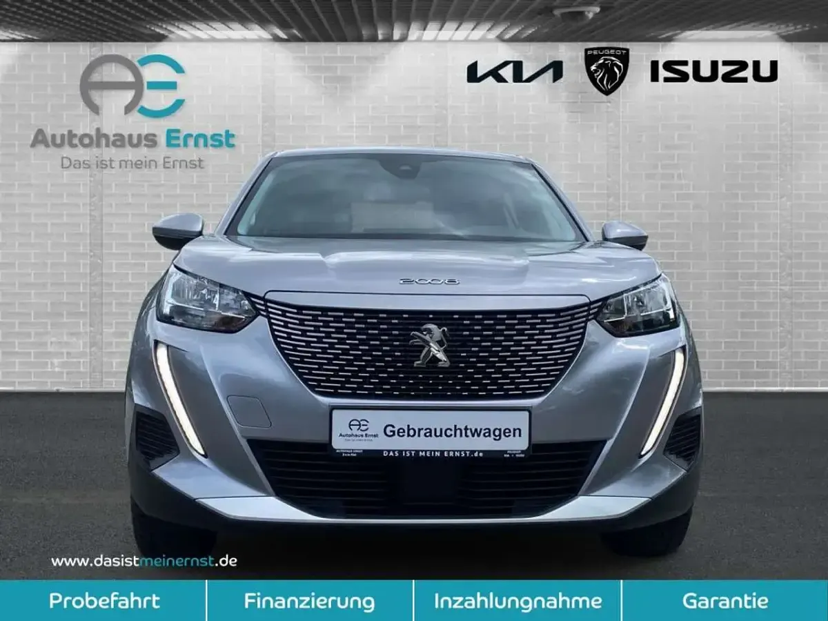 Gebraucht Peugeot e-2008 Active 100 kW (136 PS) 2022 Artense silber metallic SUV