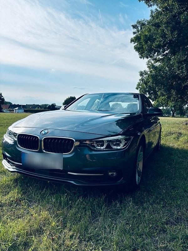 Grau Gebraucht 2018 BMW 330e Sport Line Limousine | 17.500 € (Superpreis) - Bild 1/4