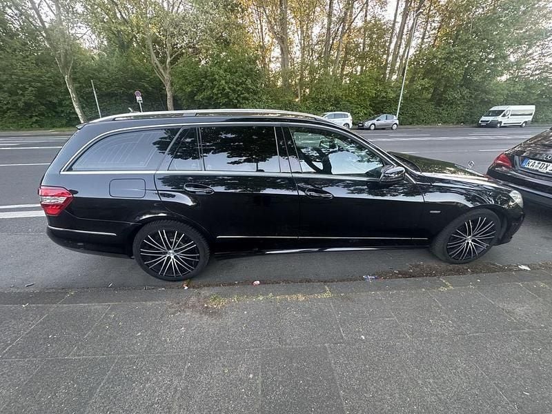 Second-hand Mercedes E200 184 CP (135 kW) 2011 Negru Berlinǎ
