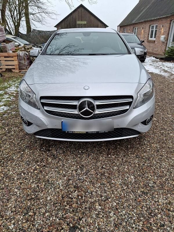 Gebraucht Mercedes A180 122 PS (89 kW) 2014 Silber Kleinwagen