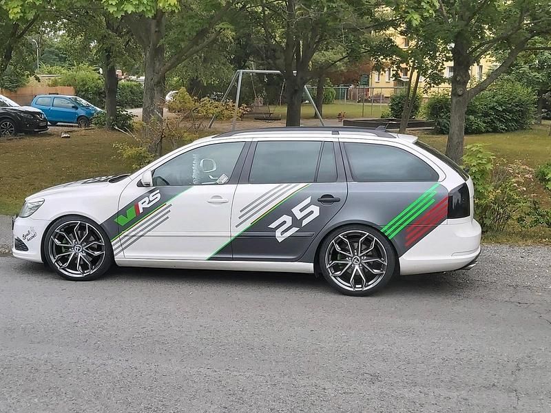 Weiß Gebraucht 2009 Skoda Octavia RS Kombi | 6.500 € - Bild 1/4