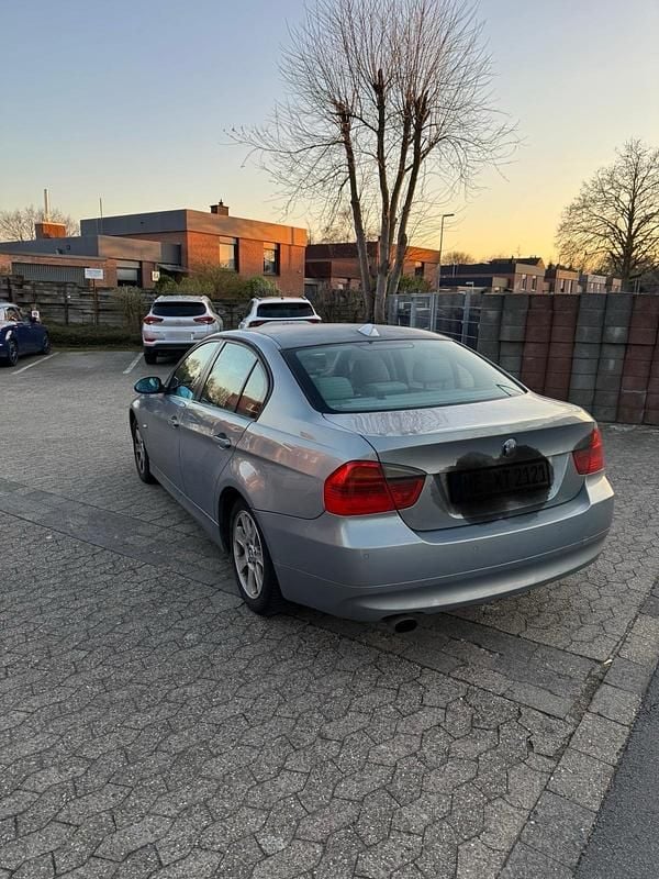 Gebraucht BMW 318 129 PS (94 kW) 2006 Grau Limousine