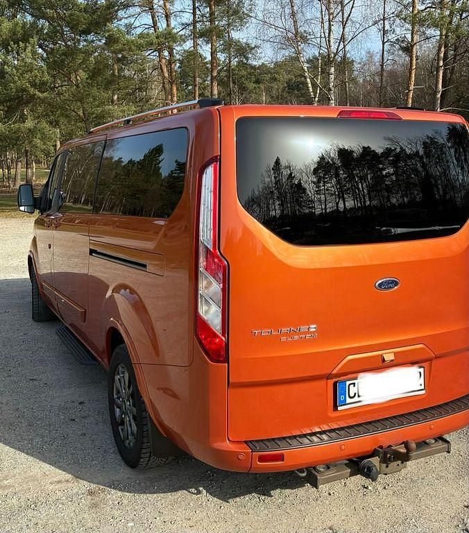 Gebraucht Ford Tourneo Titanium 170 PS (125 kW) 2018 Orange Van / Kleinbus
