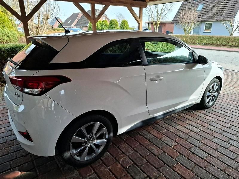 Gebraucht Hyundai i20 90 PS (66 kW) 2015 Weiß Coupé