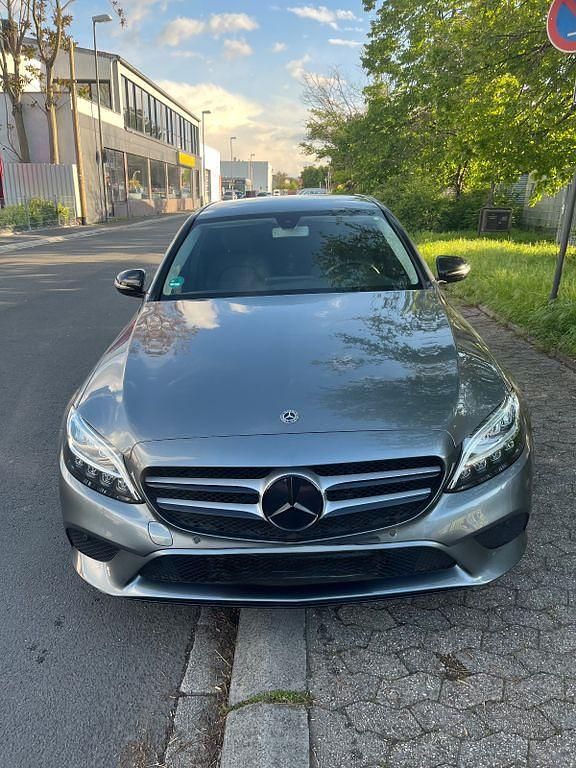 Grau Gebraucht 2020 Mercedes C200 Limousine | 21.500 € (Superpreis) - Bild 1/4